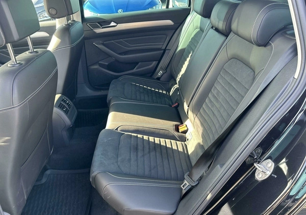 Volkswagen Passat cena 199900 przebieg: 14220, rok produkcji 2023 z Gostynin małe 742